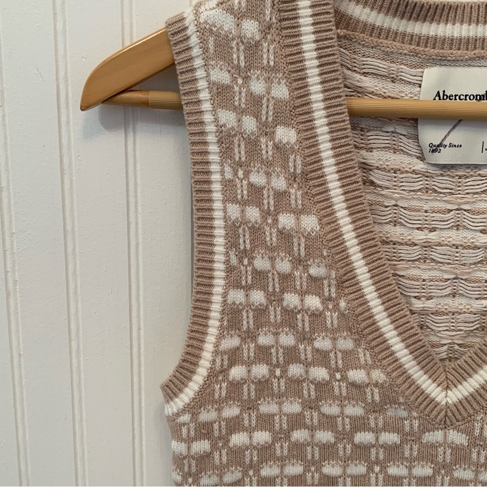 Abercrombie & Fitch Sweater Vest - Picture 2 of 6